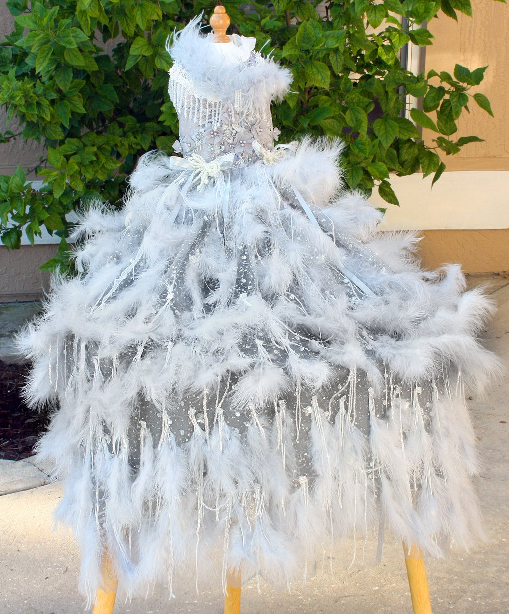 Silver Swan Feather Couture Dog Dress – Luxury Crystal Wedding Gown with Feather Train & Pearl Details